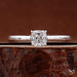 Anillo de compromiso y boda con diamante cultivado en laboratorio de corte cojín delicado de 0.50 ct, minimalista, solitario, banda delgada, oro blanco - Product Image 1
