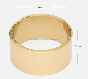 Vente en gros de 4 ronds de serviette texturés en métal doré faits à la main pour mariage et dîner Vaisselle Porte-serviettes Décoration de table - Product Image 3