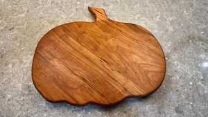 Planche à découper en bois en forme de citrouille avec décoration de main squelette et araignée, bloc de découpe de cuisine rond antidérapant - Product Image 2