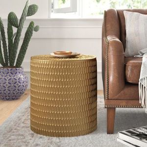 Table d'appoint en métal brillant au design accrocheur, idéale pour les petits coins et les maisons modernes - Product Image 3