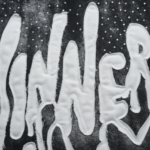 เสื้อฮู้ดดี้สตรีทแวร์ทรงโอเวอร์ไซส์ผ้าคอตตอนหนานุ่ม ตกแต่งด้วยคริสตัล แต่งลายปัก ล้างสีแบบแอซิดวอช - Product Image 4