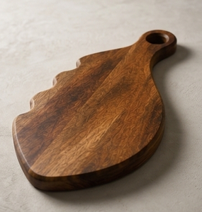 Tabla de Cortar de Madera de Mango Irregular Personalizada con Borde Ondulado, Tabla de Cocina para Cortar Alimentos con Acabado en Nogal, Tabla de Charcutería - Product Image 1