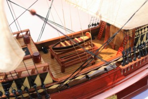 GALLEON GOLDEN HIND - Modèle de bateau à voile en bois fait main et peint à la main - Product Image 4
