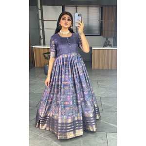 Vestido Elegante de Algodón y Seda con Estampado Floral y Borde Tejido en Violeta - Product Image 4