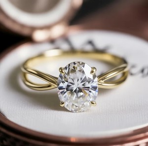 แหวนหมั้นเพชรโมอิสซาไนต์ Shama Gems and Jewels ตัวเรือนเงินแท้ 925 รูปทรงวงรี ประดับเพชรแบบหนามเตย เครื่องประดับหรูหราโดดเด่น - Product Image 3