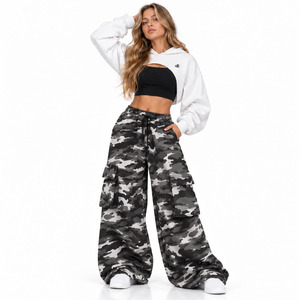 Venta al por mayor de fábrica: Sudaderas con capucha cortas para mujer, estampado de camuflaje personalizado, chándal de forro polar grueso, pantalones deportivos cargo de pierna ancha. - Product Image 1