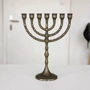 เชิงเทียนทองเหลืองโบราณแบบดั้งเดิมสำหรับชาวยิวในเทศกาลฮานุกคาห์ ของตกแต่งบ้านสำหรับพิธีทางศาสนา - Product Image 1