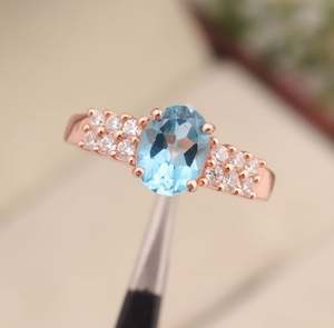 Anillo de Compromiso de Lujo para Mujer con Topacio Azul Natural, Corte Ovalado, Chapado en Oro de 14k, Plata de Ley, Engaste de Garras - Product Image 1