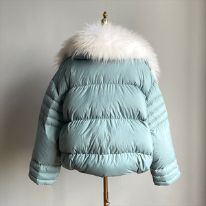QIUCHEN QC22094 OEM Manteau court d'hiver pour femme en duvet de canard blanc avec fourrure de renard, accepte les étiquettes personnalisées - Product Image 2