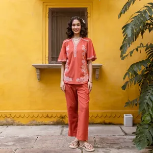 Conjunto de 2 Piezas para Mujer, Estilo Bohemio, Color Coral, Bordado Floral, Manga Corta, Cuello en V, Pantalones Holgados de Algodón, Ropa de Primavera/Verano - Product Image 1