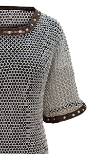 Haut de gilet médiéval en maille avec garniture en cuir, armure de chevalier en anneaux d'aluminium pour cosplay et reconstitution historique - Product Image 5