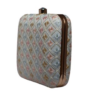 Pochette de soirée élégante pour femme avec broderie multicolore et fil blanc, idéale pour les événements - Product Image 2
