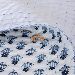 Edredón Kantha hecho a mano de algodón orgánico de la mejor calidad, estampado floral suave personalizado para uso invernal en casa - Product Image 4