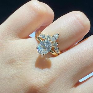 Deslumbrante Anillo Ovalado con Diamantes y Banda de Oro con Diseño Chevron, Elegante Regalo de Aniversario para Esposa y para Celebraciones Especiales - Product Image 4