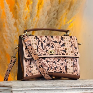 Bolso Bandolera Compacto de Cuero Genuino Venus Leathers, Hecho a Mano, con Cierre de Cremallera y Patrón de Letras, Estilo Western, para Mujer - Product Image 3