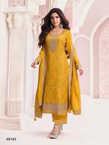 Elegante Traje Shalwar Kameez Pakistaní de Invierno con Bordado Intenso en la Parte Superior de Viscosa, Parte Inferior de Santoon y Dupatta de Seda, Tallas hasta 64 Pulgadas - Product Image 2
