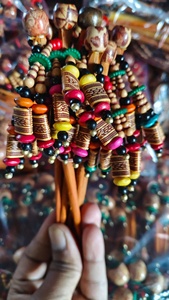 Palillo para el Cabello de Madera Ligero y Ecológico Hecho a Mano con Cuentas, Flores, Borlas y Conchas |   Accesorios para el Cabello con Pasadores Étnicos para Mujer - Product Image 3