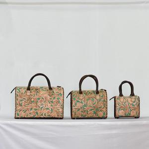 Sac de voyage de luxe en cuir véritable, orné de motifs floraux, fait main, avec fermeture éclair, design durable, couleur turquoise et beige - Product Image 4