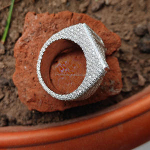 Anillo de Plata de Ley con Inicial y Moissanita Corte Baguette, Estilo Hip Hop, Diseño en Racimo, Bañado en Rodio, Joyería Unisex - Product Image 4