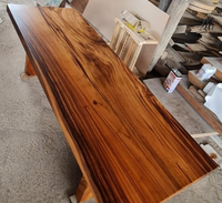 Meubles de salle à manger au design exotique avec des grumes et styles de bois variés, tables à manger en bois de Suar naturel avec bord brut