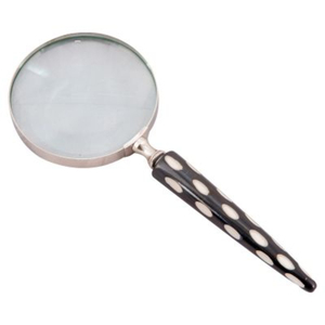 Loupe classique à main avec poignée en os à points noirs et blancs et cadre en laiton pour la lecture et la décoration de bureau - Product Image 1