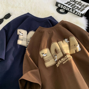 T-shirt tendance marron à imprimé graphique, haut de mode style coréen, col asymétrique, en coton doux et respirant, streetwear chic de créateur - Product Image 4