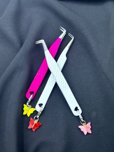 Pince à épiler pour extensions de cils 90/Boot Light Grey/Hot Pink, en acier inoxydable, pointe en fibre de précision, antidérapante, avec breloque papillon - Product Image 6
