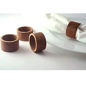 Ensemble d'anneaux de serviette en bois naturel faits à la main, design moderne en forme d'anneau, accessoire de table durable pour hôtel, maison, fête par Curio Craft - Product Image 2