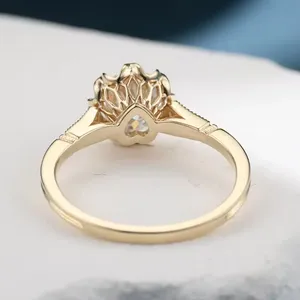 Bague de fiançailles tendance vintage Art Déco en argent sterling 925 avec sertissage filigrané et diamant zircon rond taille brillant en forme de fleur - Product Image 5