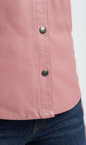 Chemise élégante pour femmes en cuir PU rose, cuir de vachette de qualité supérieure, mode décontractée, manches longues, fermeture à boutons pression, coupe ajustée, haut en cuir - Product Image 6