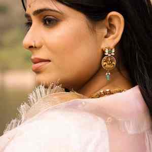 Juego de pendientes colgantes de Ganesh con acabado dorado y perlas, joyería festiva india tradicional, artesanía de la diosa Lakshmi - Product Image 2