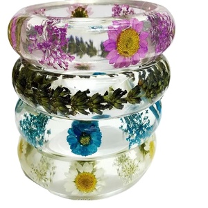 Bracelets et joncs personnalisables en résine de style ange, étanches, de la marque EXPANDING Fine Jewelry - Product Image 1