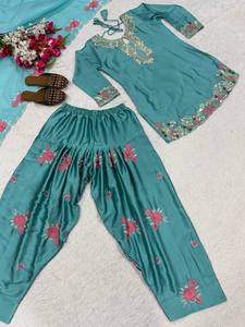 Élégant ensemble Salwar traditionnel japonais en satin avec dupatta en organza brodé Tebby - Product Image 6