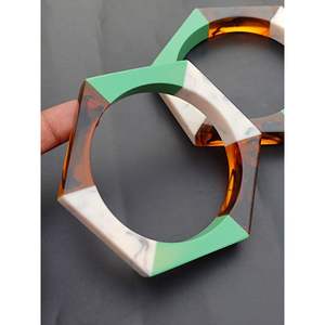 Bracelets en résine contemporains avec finition artistique, accessoires de mode en cristal - Product Image 2