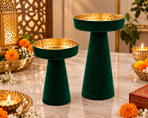 Ensemble de 2 porte-bougies à pilier en velours vert de qualité supérieure avec intérieur doré, disponibles en différentes couleurs et adaptés aux bougies. - Product Image 3