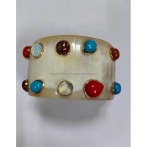 Juego de brazaletes de cuerno SpiralTrace | Brazaletes de patrón espiral grabados sutiles en pulido natural | Diseño artesanal clásico - Product Image 2