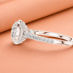Bague en or blanc certifié avec diamant taille coussin et un magnifique design halo luxueux pour un bijou de fiançailles élégant - Product Image 3
