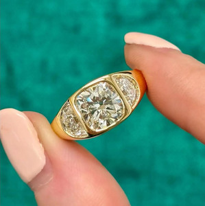 Ensemble de lunette unique à trois pierres Proposition de diamant 8 MM Coupe ovale Moissanite Anniversaire Bague minimaliste à tige conique en argent 925 - Product Image 1