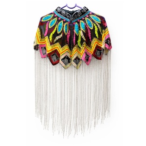 Abaya de luxe multicolore d'excellente qualité avec broderies faites à la main, sequins et design à longues franges décoratives, disponible à la vente - Product Image 3