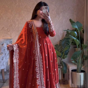 Ensemble de robe Anarkali traditionnelle en soie Fandy Royal Heavy avec dupatta pour mariage et Diwali - Product Image 1