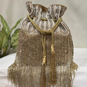Sac Potli à franges couleur champagne doré avec rideau de perles superposées et lien en corde, accessoire de soirée festif - Product Image 1