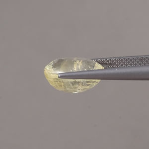 พลอยแซฟไฟร์สีเหลืองทรงรี ขนาด 11x9.5 มม. น้ำหนัก 6.58 กะรัต รับรองโดย IGI รูปทรงวงรี เปลี่ยนสีได้ด้วยการเคลือบแว็กซ์/น้ำมัน 100% จากธรรมชาติ - Product Image 2