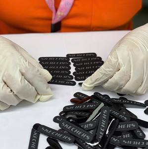 Parches de goma de silicona ecológicos personalizados Quan Chi con logotipo en relieve etiquetas duraderas para bolsos de zapatos ropa hecha en Vietnam - Product Image 4