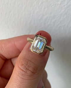 Anillo moderno con diamante de corte esmeralda de 3,02 quilates para mujer, de oro amarillo de 14 quilates, cultivado en laboratorio, regalo para fiesta de aniversario de boda - Product Image 2