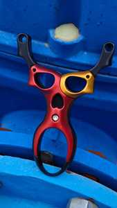 Tirachinas Premium de Aluminio Rojo y Dorado con Empuñaduras Ergonómicas Negras, Estructura Resistente, Equipo Deportivo para Exteriores, Portátil - Product Image 3