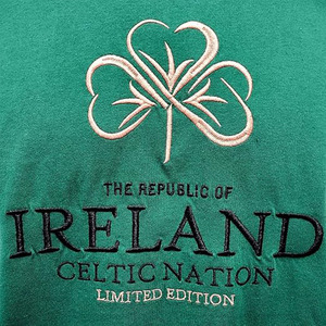 Sweat à capuche à manches longues pour homme avec broderie trèfle vert d'Irlande - Product Image 3