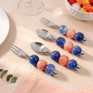 Juego de Cubiertos de Acero Inoxidable de 4 Piezas con Mango de Resina y Cuentas, Cuchara y Tenedor, Acabado Pulido Espejo Azul y Rosa - Product Image 1