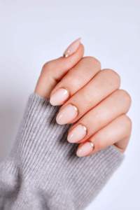 Lot de faux ongles à presser en ABS, style français élégant et minimaliste, avec nœud et décoration dorée, longueur amande, couleur nude, usine OEM - Product Image 3