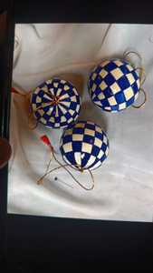 Adorno Navideño de Papel Maché Hecho a Mano, Bola Negra con Puntos Blancos y Dorados, Decoración Colgante de Estilo Tradicional, Adorno Festivo Artesanal - Product Image 3