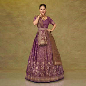 ชุดเลเฮนกาโชลีผ้าไหมบานาราสีสุดหรู พร้อมงานปักลายดอกไม้แบบซารี ดีไซน์ดั้งเดิมสำหรับงานมงคลและงานแต่งงาน คอลเลคชั่นชุดพื้นเมือง - Product Image 3